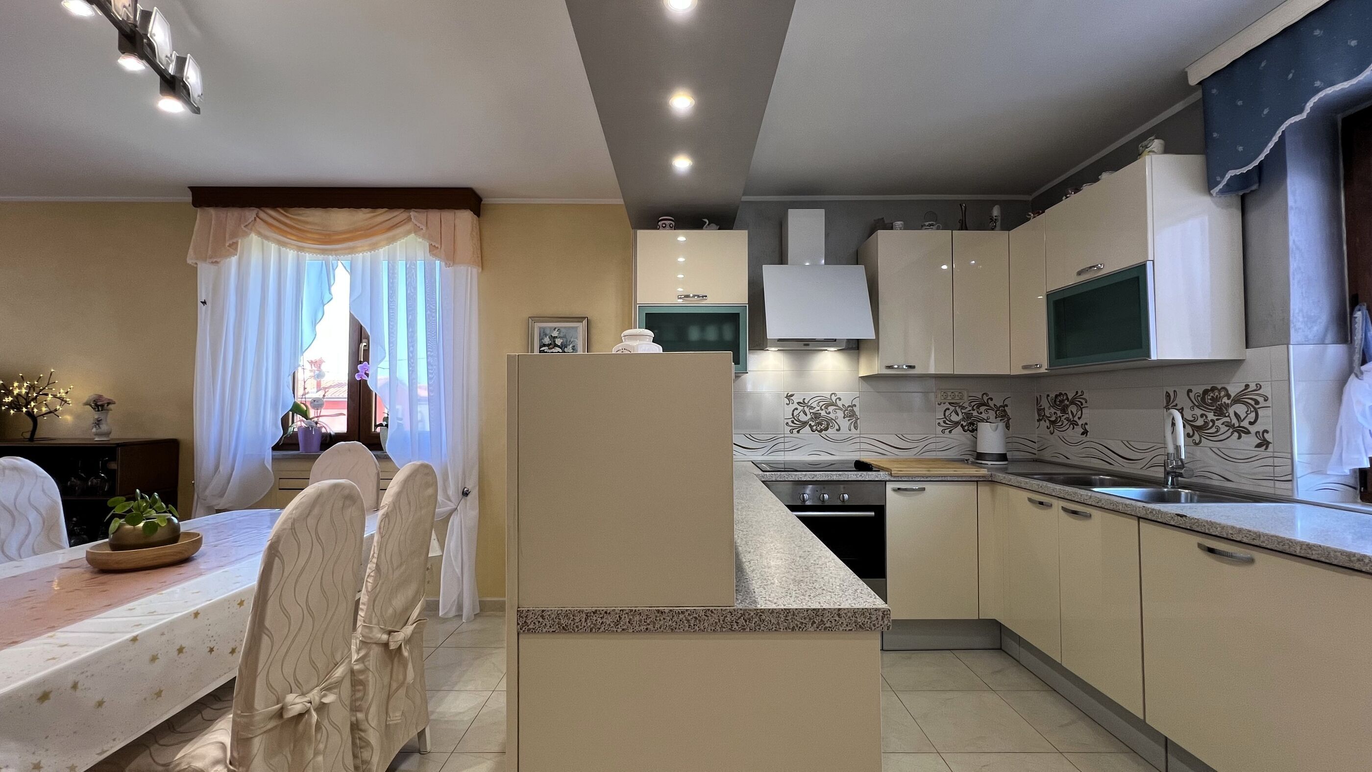 Apartemen (A1) | Dapur pribadi | Mesin espresso, mesin pembuat kopi/teh, lemari es, dan microwave