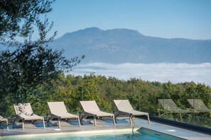 Una piscina cubierta, una piscina al aire libre