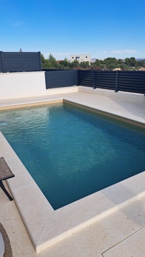 Una piscina techada, una piscina al aire libre