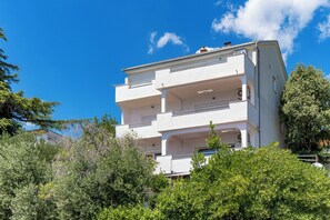 A multi-story building with balconies, surrounded by greenery. - Apartments Seagreen Villas (Novi Vinodolski)