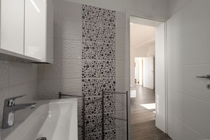 Villa | Bathroom | Shower, towels, toilet paper - Apartment Sankovic (Rovinj)
