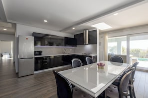 Villa | Cocina privada | Cafetera de espresso, refrigerador, microondas y horno