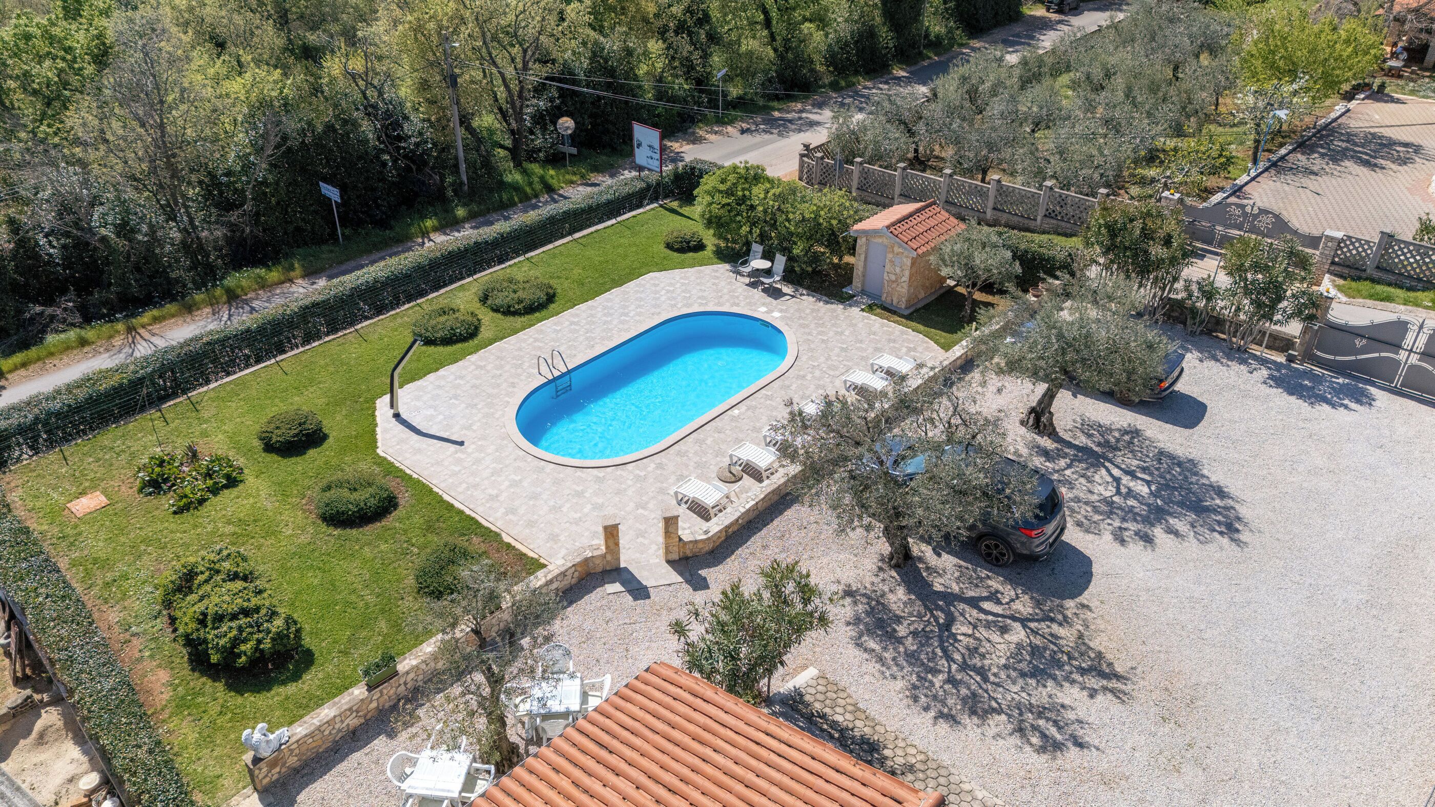Piscine extérieure, parasols de plage