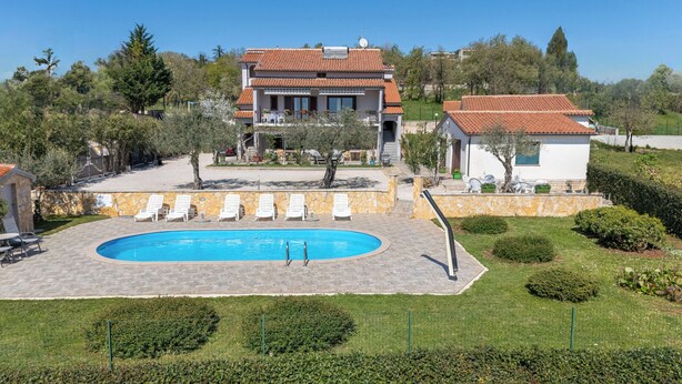 A two-story house with a swimming pool, surrounded by greenery and a stone wall. - House Casa Jelena (Kastelir-Labinci)