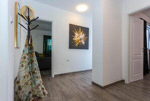 Apartment (A1) | Interior entrance - Apartment Coastal Urban Nest (Makarska)