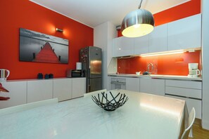 Apartamento (A1) | Cozinha privada | Geladeira, micro-ondas, fogão, cooktop