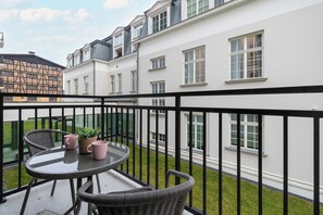 Outdoor dining - Spacious Apartment | 2 Bedrooms, Balcony and Parking (Kraków)