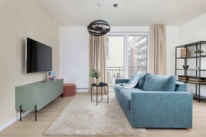 TV, offices - Spacious Apartment | 2 Bedrooms, Balcony and Parking (Kraków)