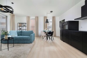 TV, offices - Spacious Apartment | 2 Bedrooms, Balcony and Parking (Kraków)
