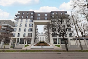 Exterior - Spacious Apartment | 2 Bedrooms, Balcony and Parking (Kraków)
