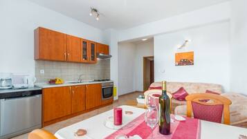Apartment (A1) | Eigene Küche | Kühlschrank, Ofen, Herdplatte, Geschirrspüler