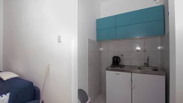 Een koelkast, een kookplaat, een waterkoker