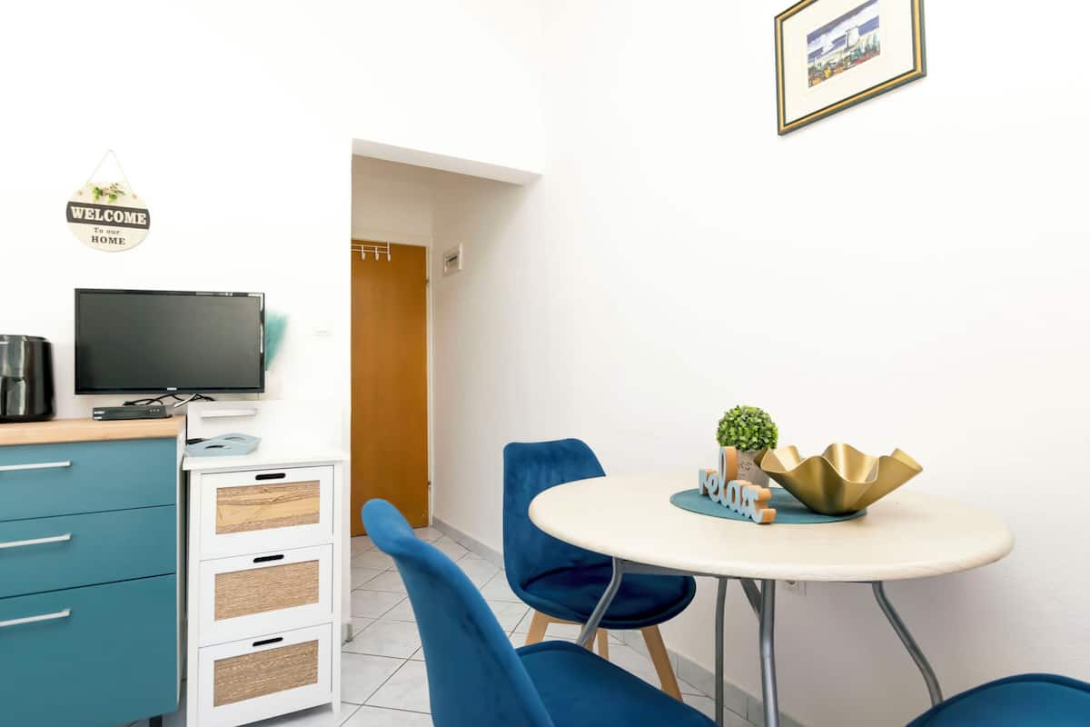 Apartment (A1) | Private kitchen | Fridge, microwave, stovetop, electric kettle