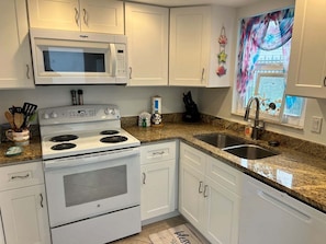 Fridge, microwave, dishwasher, cookware/dishes/utensils - Casa Blanca - Villa D13 (Sarasota)