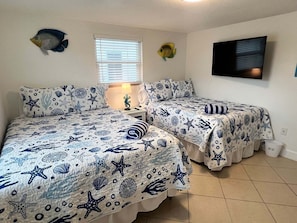 2 bedrooms, WiFi (free), bed sheets - Casa Blanca - Villa D13 (Sarasota)