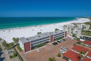 Un hôtel situé en bord de mer, doté d’un parking, d’une plage et offrant une vue sur l’océan.
