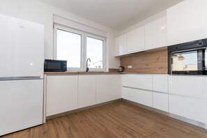 Appartement (A1) | Cuisine privée | Réfrigérateur, micro-ondes, four, plaque de cuisson