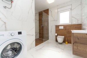 Apartamento (A1) | Banheiro | Chuveiro, toalhas de banho, papel higiênico 