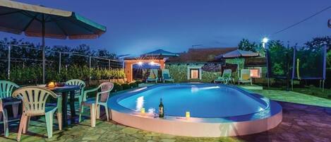 สระว่ายน้ำในร่ม, สระว่ายน้ำกลางแจ้ง