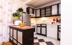 Huis | Privékeuken | Een koelkast, een microgolfoven, een oven, een kookplaat