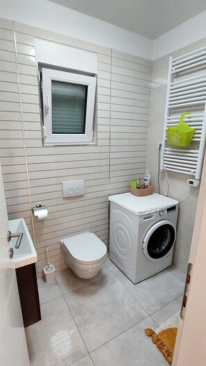 Appartamento (A1) | Bagno | Doccia, asciugamani, carta igienica