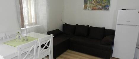Appartement (A1) | Cuisine privée | Réfrigérateur, four à micro-ondes, surface de cuisson