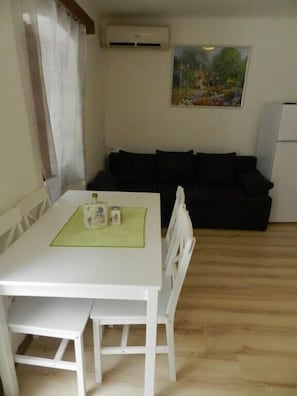 Appartamento (A1) | Cucina privata | Frigorifero, microonde, piano cottura, macchina per caffè espresso