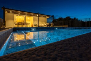 Inomhuspool och utomhuspool