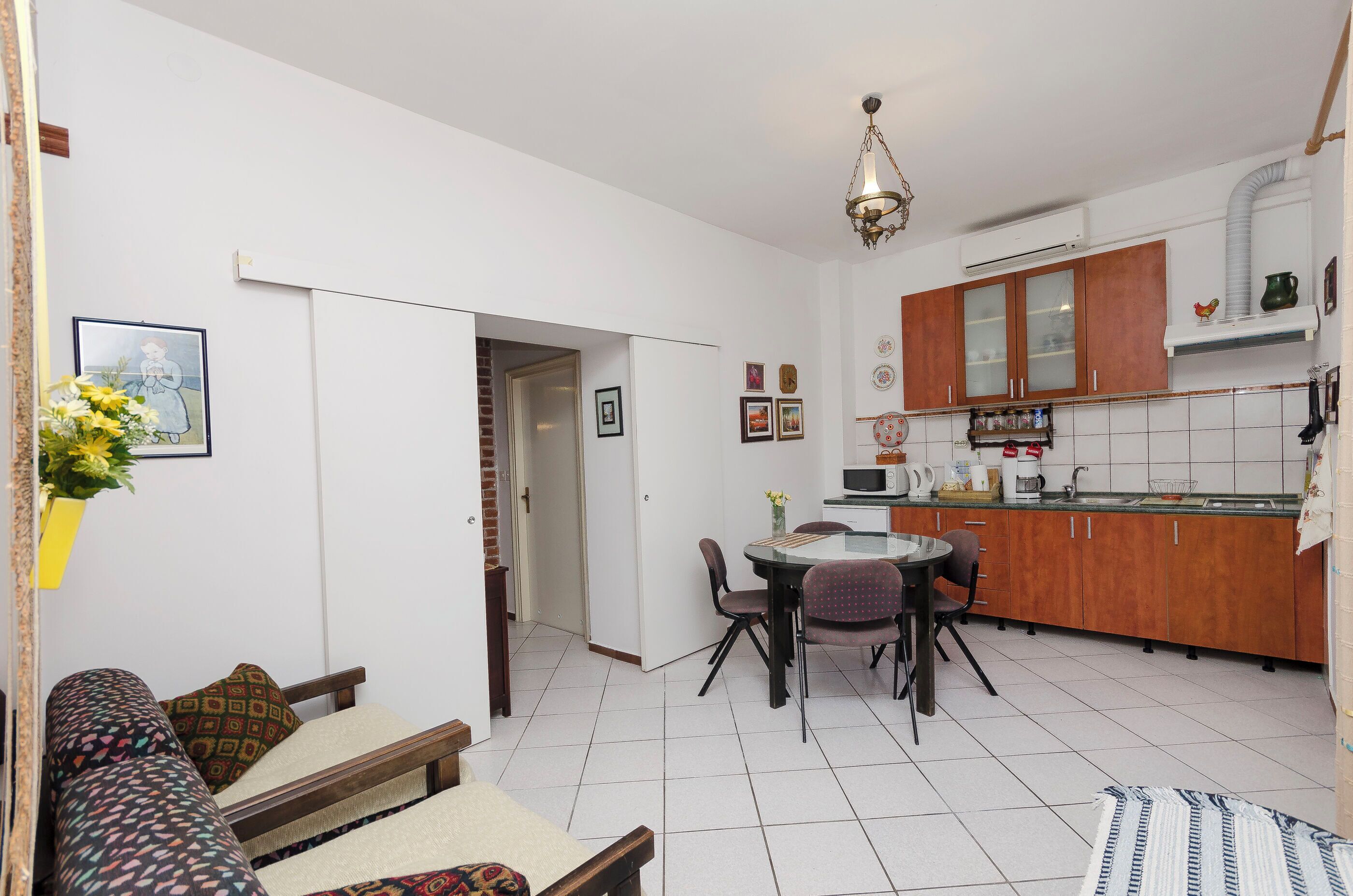 Un espacio habitable compacto con comedor, cocina y sofá.