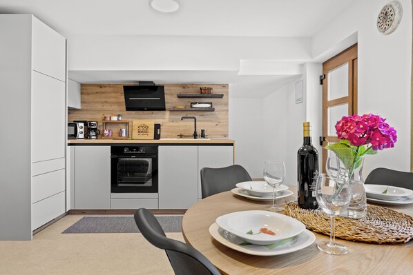 Apartment (A1) | Eigene Küche | Kühlschrank, Mikrowelle, Ofen, Herdplatte