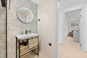 Apartment (A1) | Badezimmer | Dusche, Handtücher, Seife, Toilettenpapier