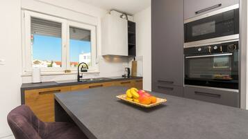 Apartamento (A2) | Cocina privada | Frigorífico, microondas, máquina de café espresso y hervidor eléctrico