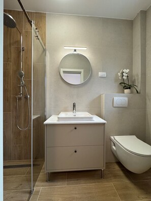 House | Bathroom | Shower, towels, toilet paper