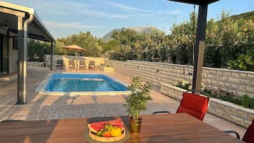 Piscine couverte, piscine extérieure