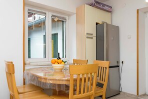 Maison | Cuisine privée | Réfrigérateur, four, plaque de cuisson, lave-vaisselle