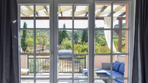 Une pièce dotée d’une grande porte-fenêtre coulissante donnant sur un patio extérieur.