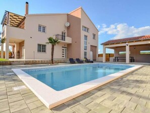Piscina externa, espreguiçadeiras