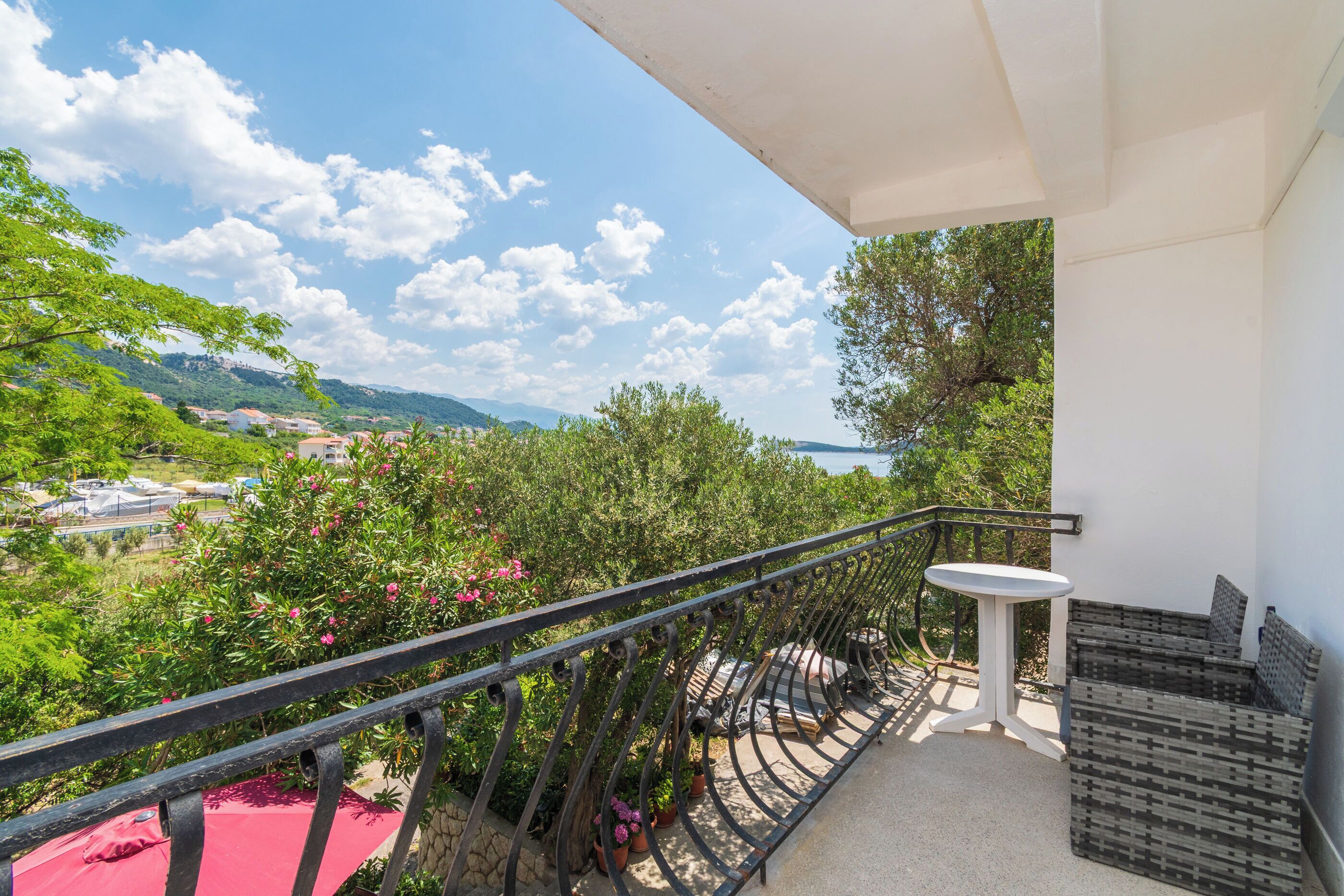 Room (S1) | Balcony
