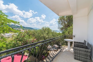 A balcony with a view of a mountainous landscape and a body of water. - Apartments and Rooms Mery (Rab)