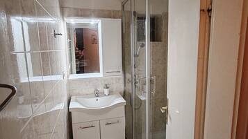 Apartment (A2) | Badezimmer | Dusche, Handtücher, Toilettenpapier