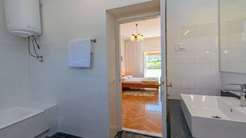House | Bathroom | Shower, towels, toilet paper