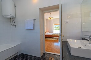 House | Bathroom | Shower, towels, toilet paper