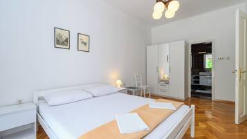 House | Iron/ironing board, WiFi (free)