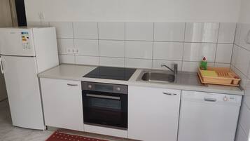 Casa | Cocina privada | Refrigerador, microondas, horno y parrilla de estufa