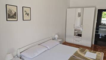 House | Iron/ironing board, free WiFi