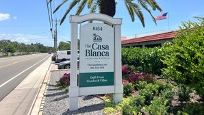 Une enseigne indiquant « The Casa Blanca », une propriété proposée en location pour les vacances.