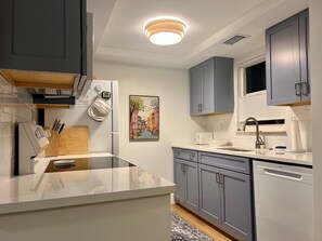 Fridge, dishwasher, coffee/tea maker, cookware/dishes/utensils - C10 - Live the Siesta Key State of Mind (Sarasota)