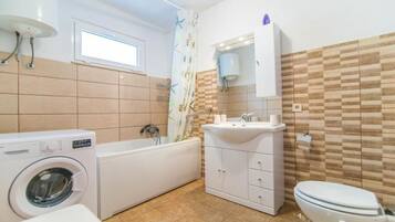 Apartment (A1) | Bathroom | Bathtub