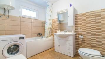 Apartment (A1) | Bathroom | Bathtub
