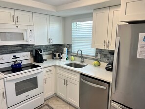 Microwave, dishwasher, coffee/tea maker, cookware/dishes/utensils - A04 - Let the Beach Be Your Backyard (Sarasota)